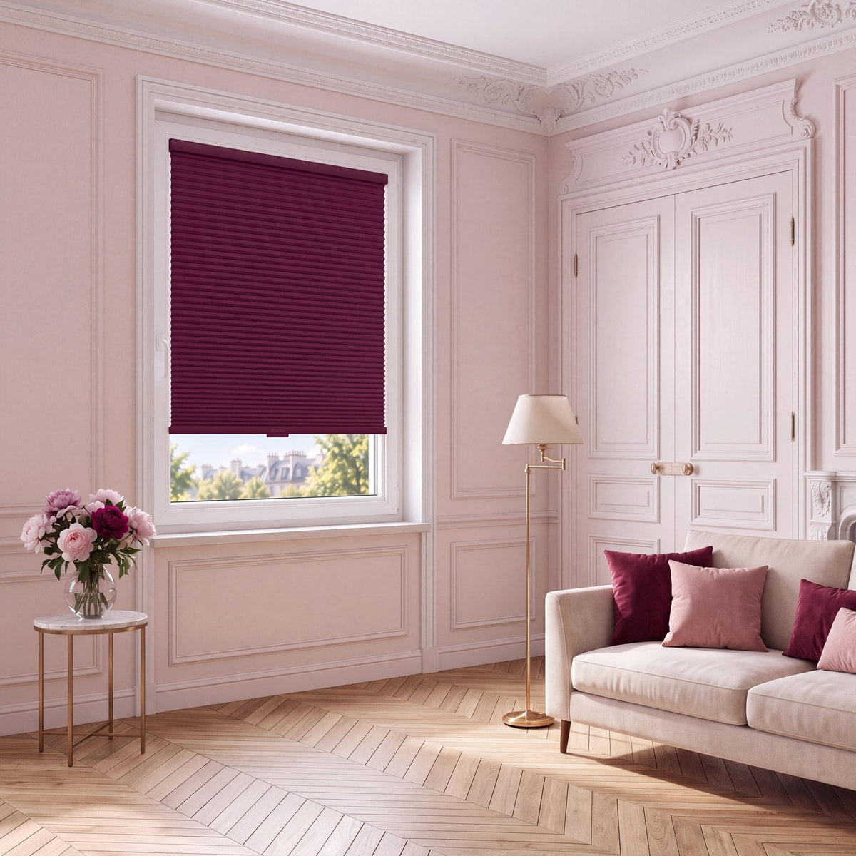 Store Griotte posé à fleur du cadre de la fenêtre, dans un intérieur assorti