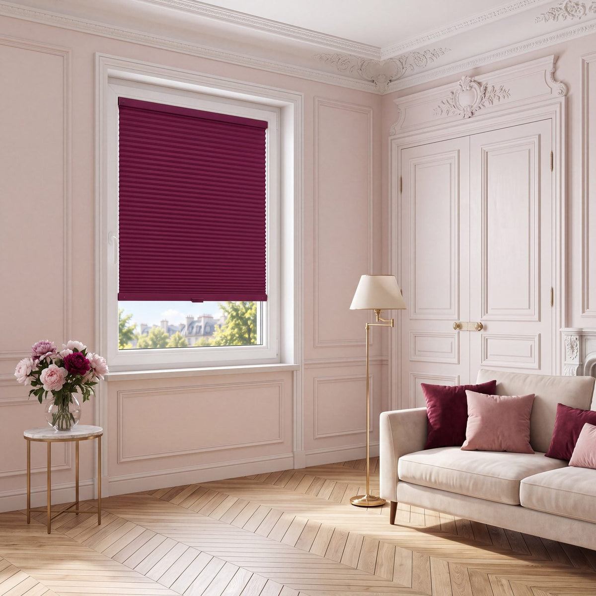 Store Griotte posé à fleur du cadre de la fenêtre, dans un intérieur assorti