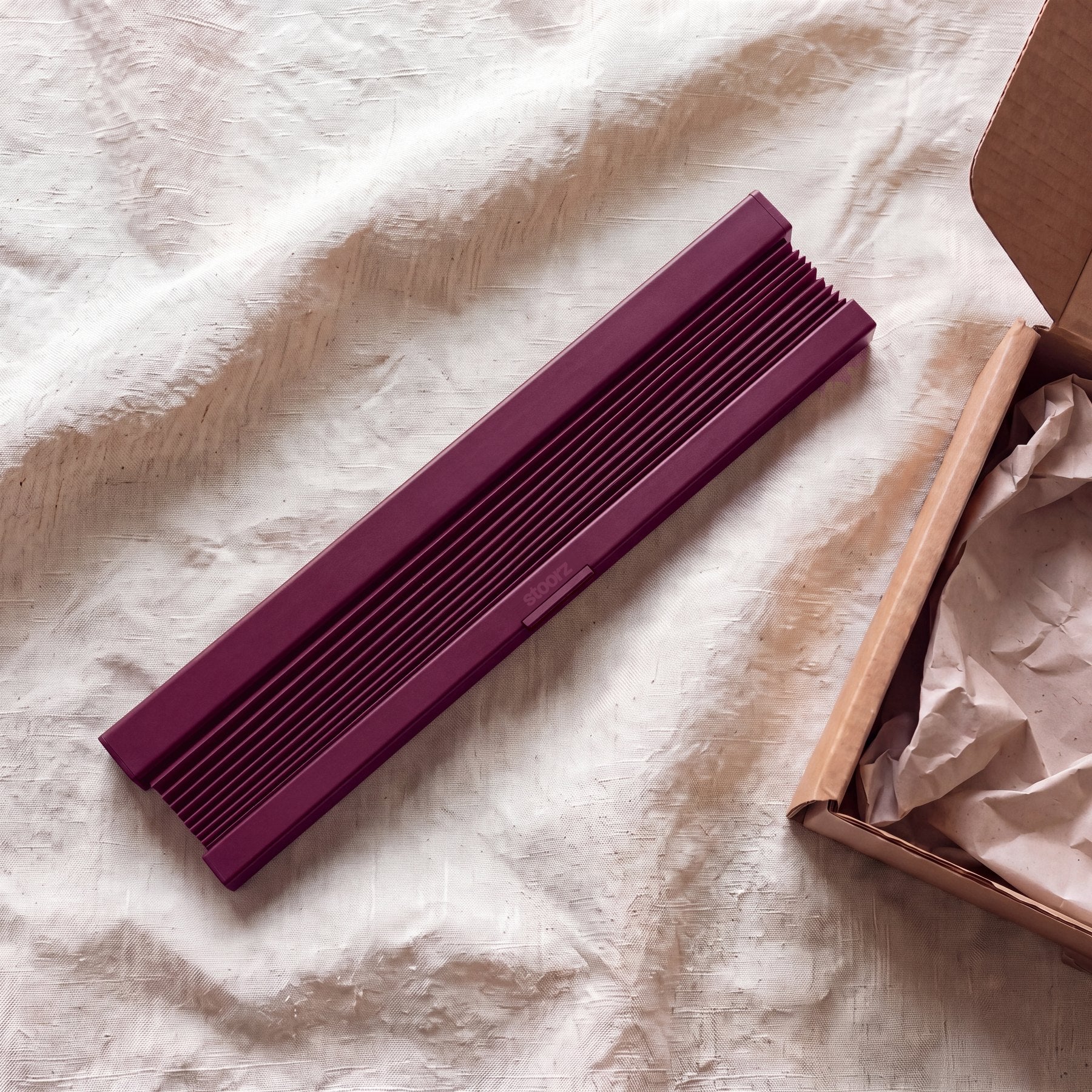 Store Stoorz replié à la sortie de sa boîte, prêt à poser