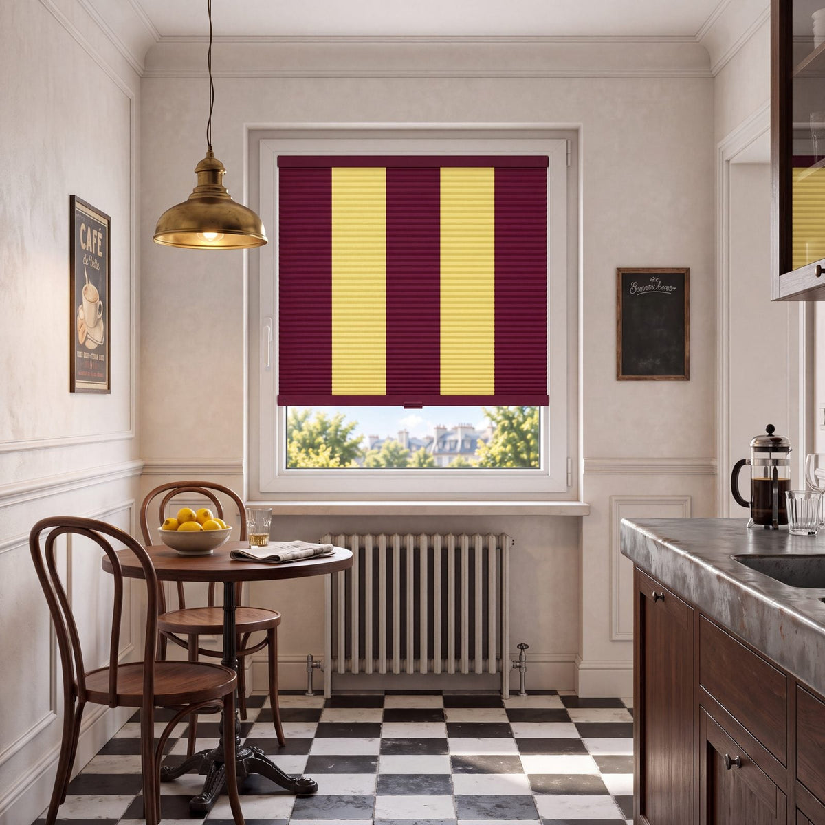 Store Griotte / Citron posé à fleur du cadre de la fenêtre, dans un intérieur assorti
