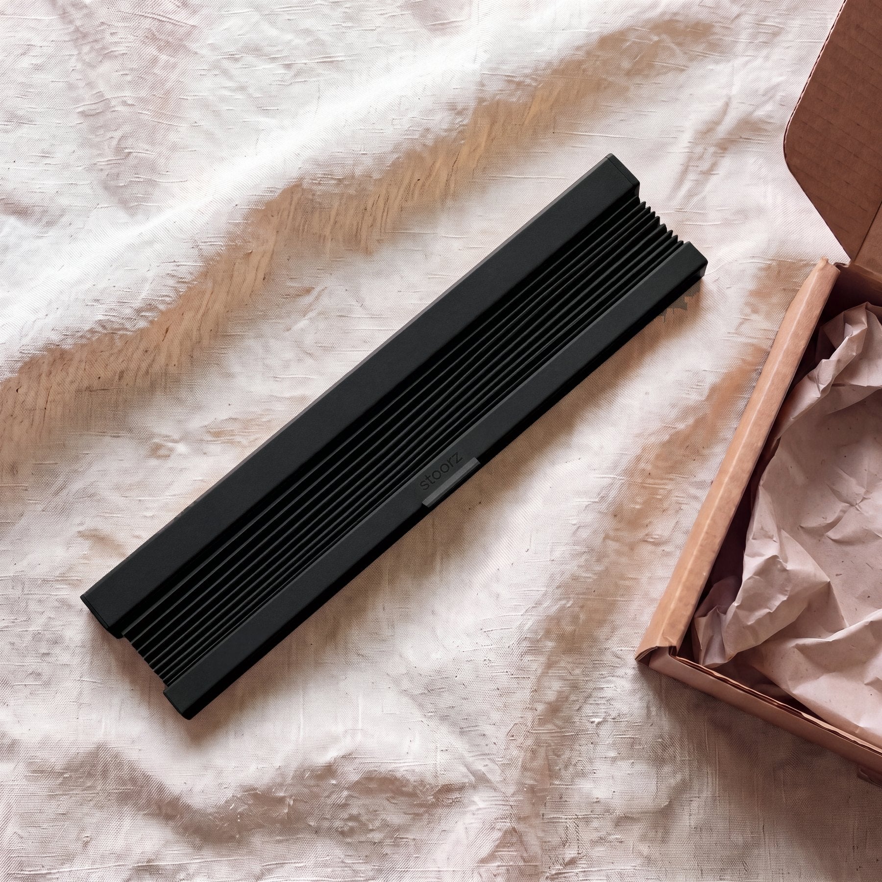 Store Stoorz replié à la sortie de sa boîte, prêt à poser