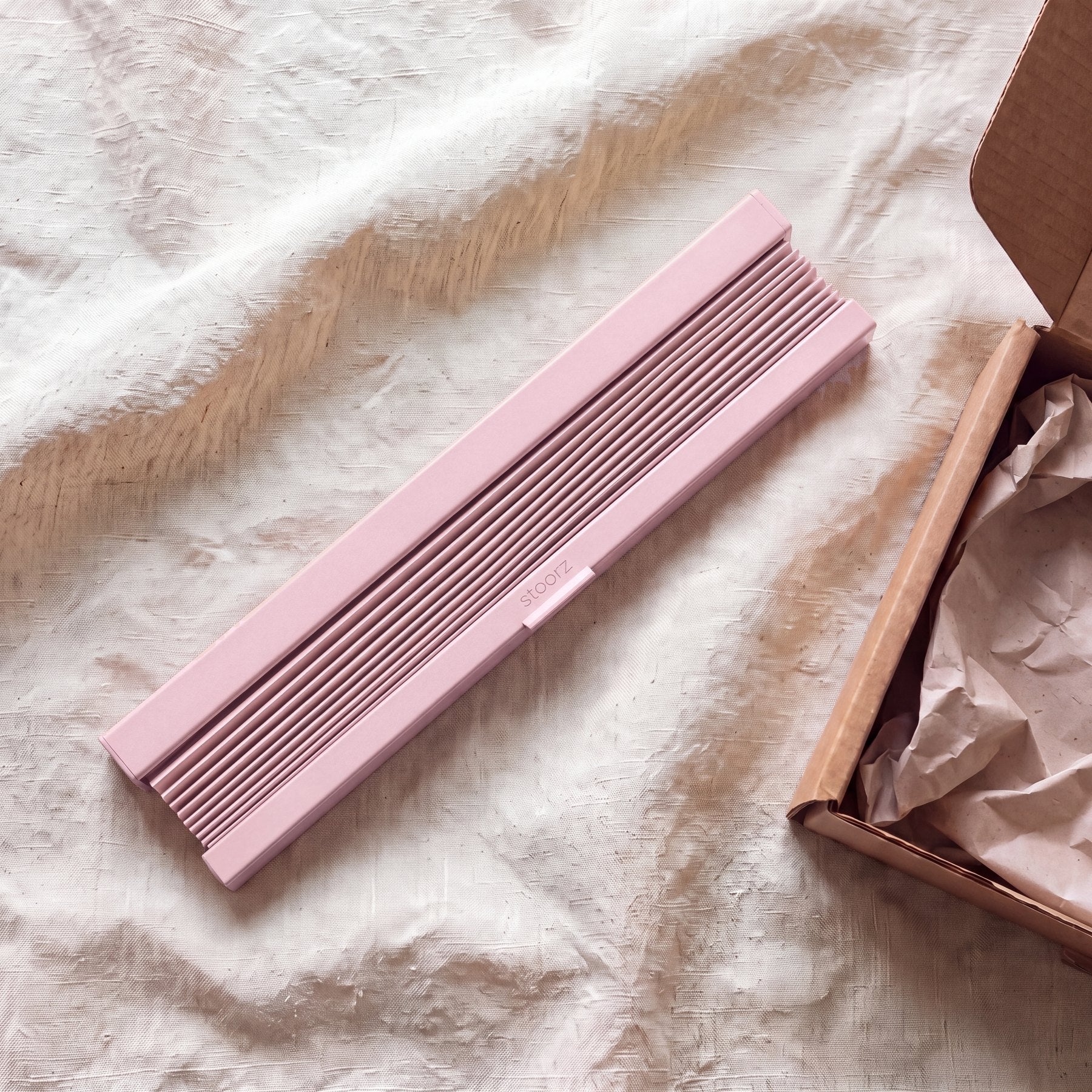 Store Stoorz replié à la sortie de sa boîte, prêt à poser
