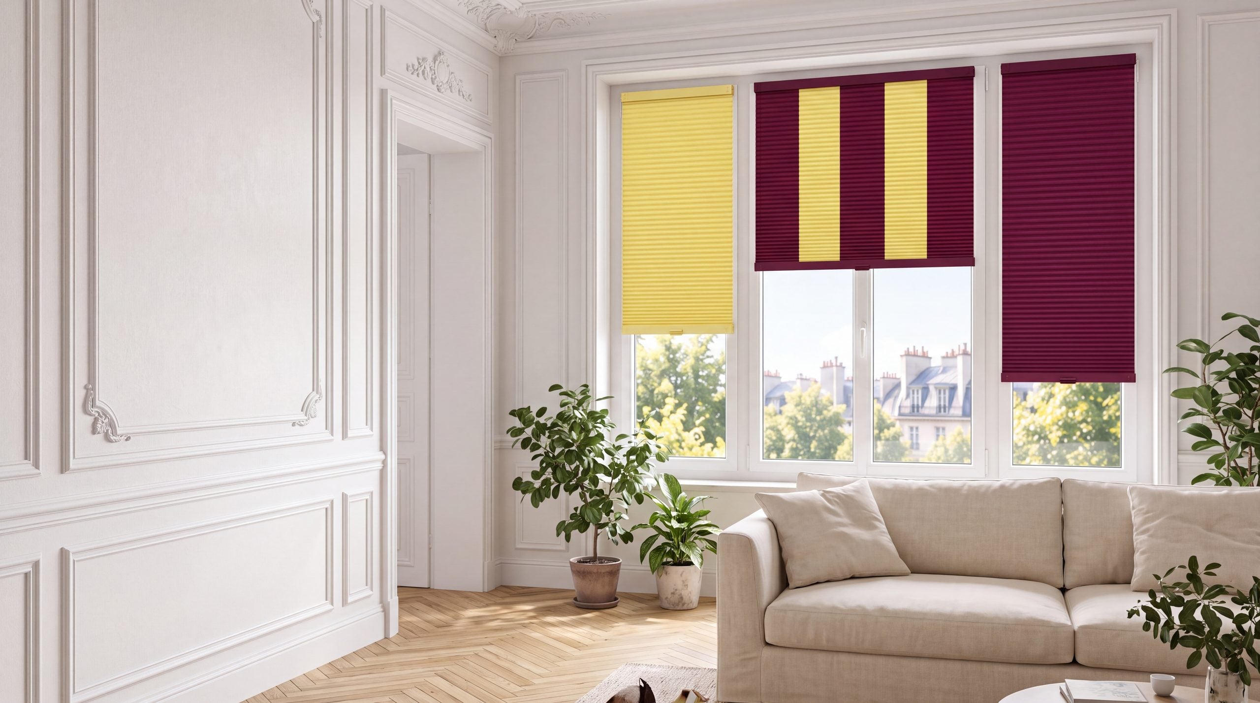 Trois stores plissés Citron, Griotte / Citron et Griotte sur une grande fenêtre de salon