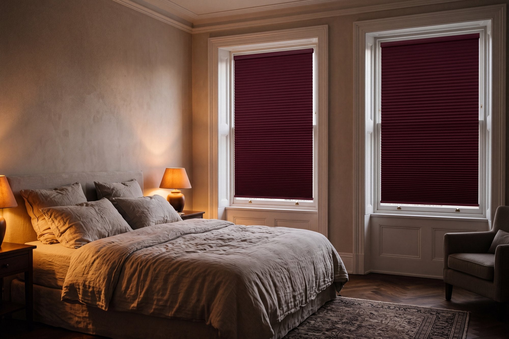 Chambre d’hôtel aux stores Griotte baissés, lumière tamisée