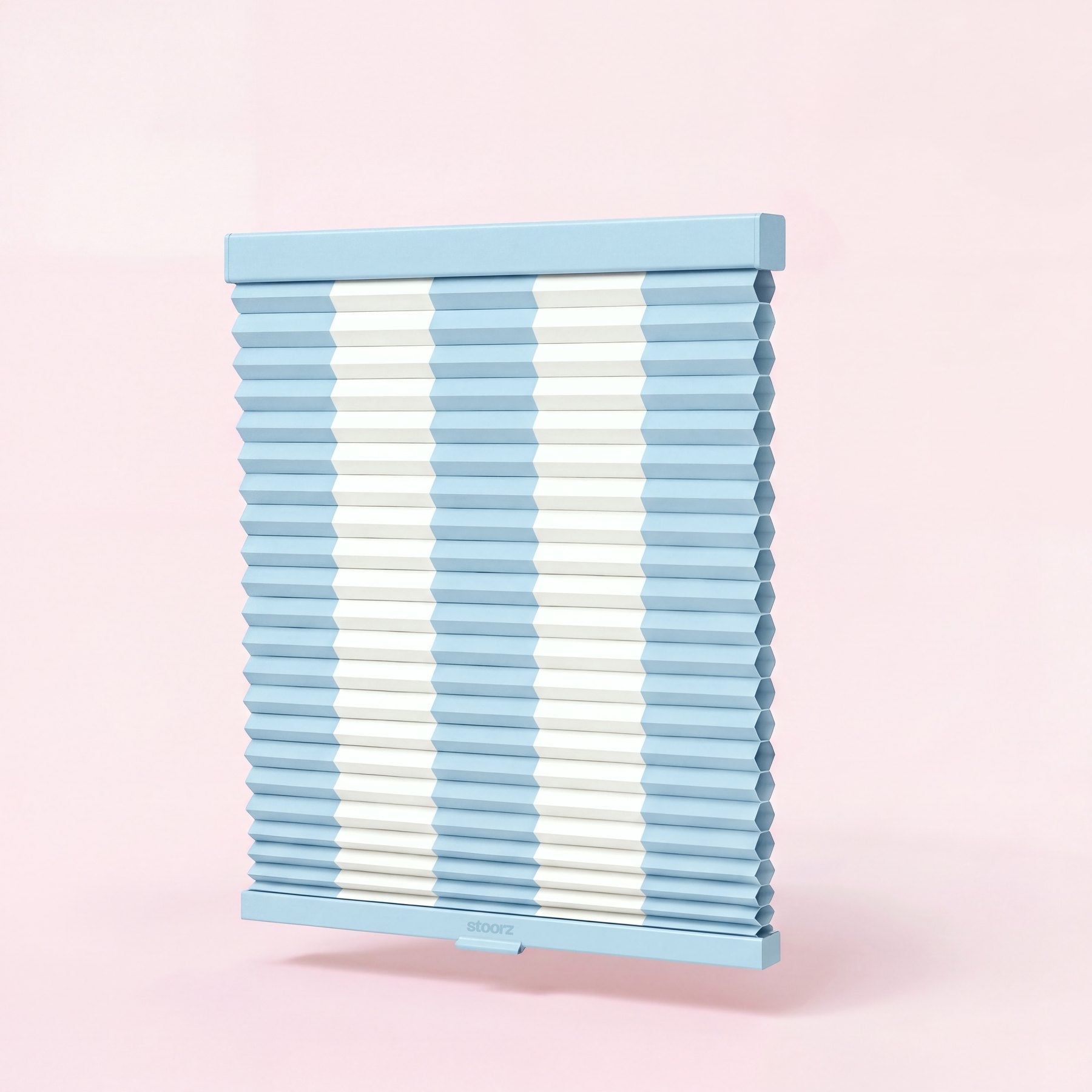 Store Stoorz avec son rail alu à bande adhésive, son tissu plissé et sa barre basse à poignée clipsable