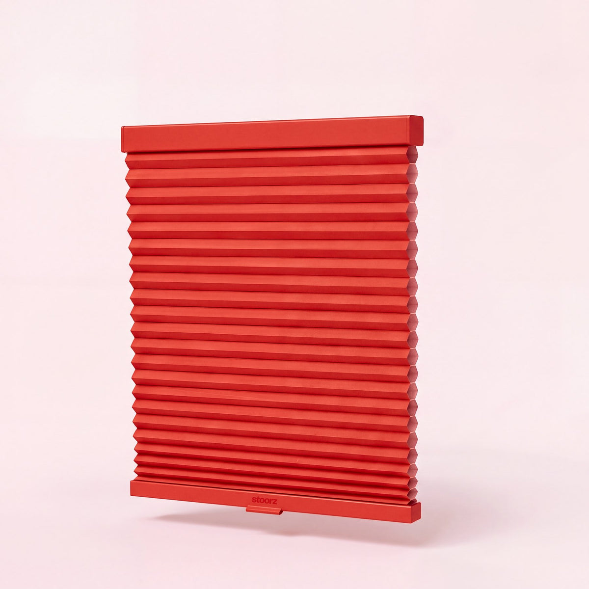 Stoorz blind with its aluminium rail and adhesive strip, its pleated fabric and its bottom bar with clip-on handle