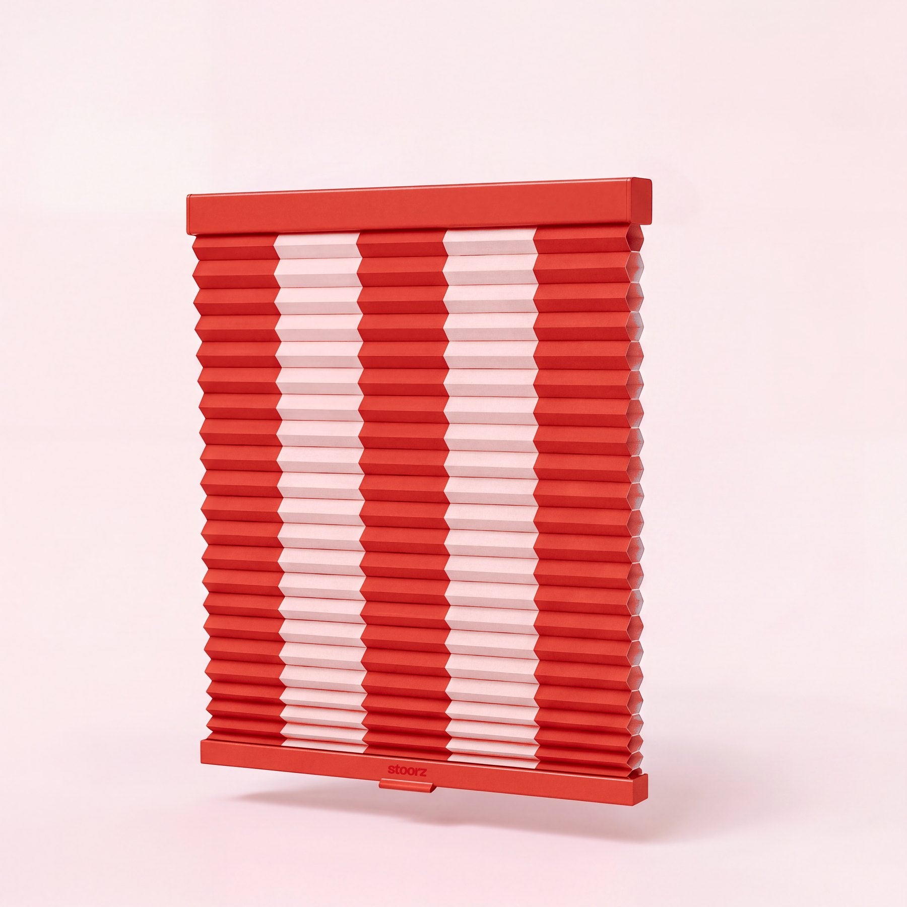Store Stoorz avec son rail alu à bande adhésive, son tissu plissé et sa barre basse à poignée clipsable