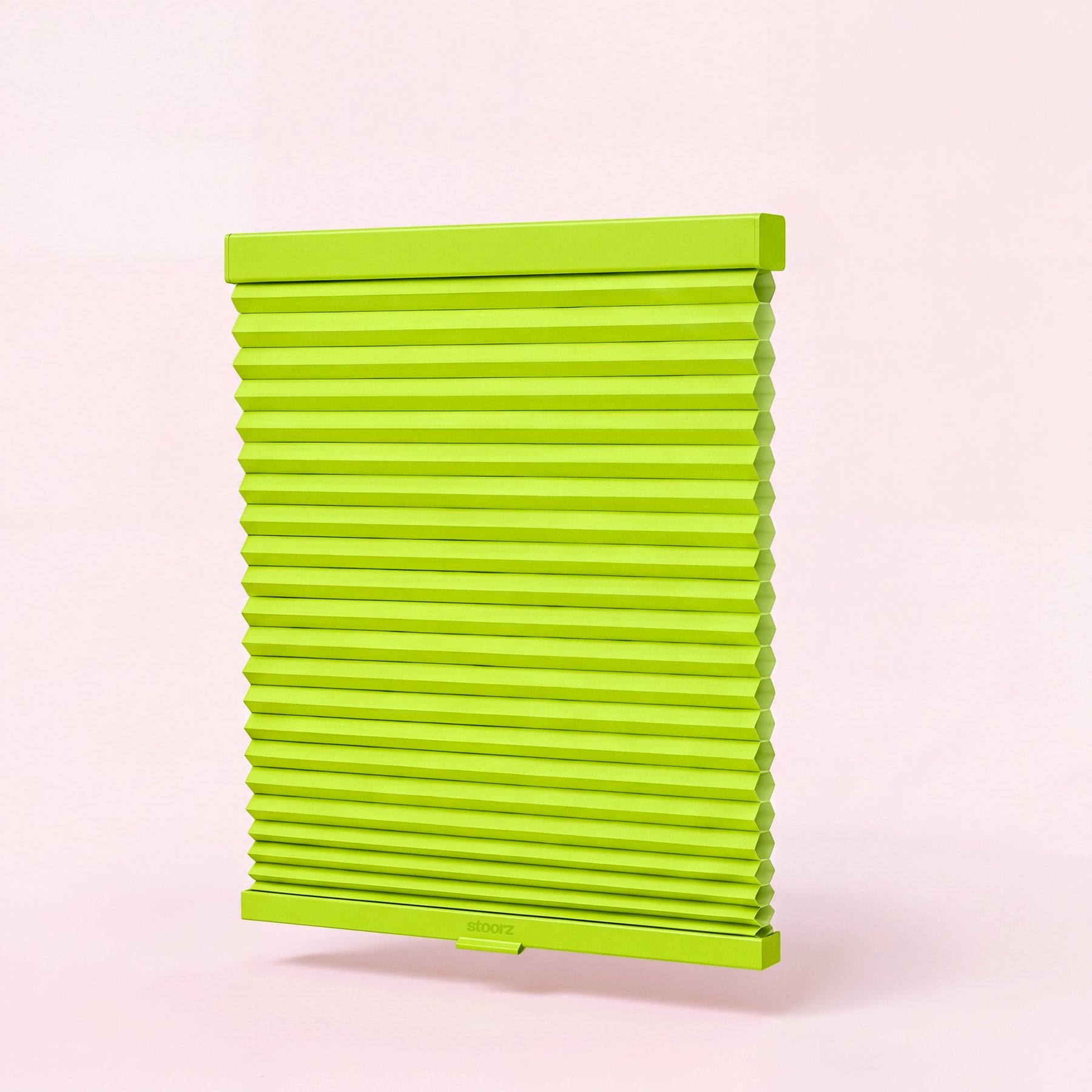 Store Stoorz avec son rail alu à bande adhésive, son tissu plissé et sa barre basse à poignée clipsable